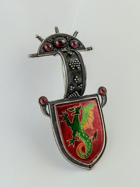 Detailná strieborná granulovaná brošňa Elixir Jewelry s pravým emailom a českými granátmi (pyropmi).