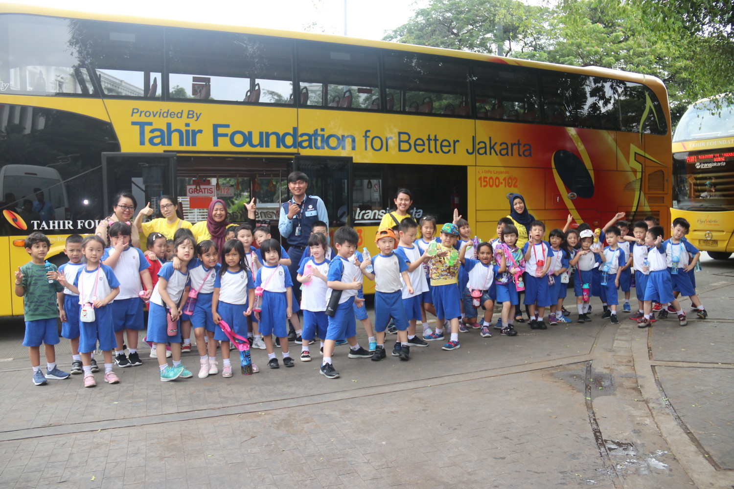 Siswa ECP Naik Bus Tingkat