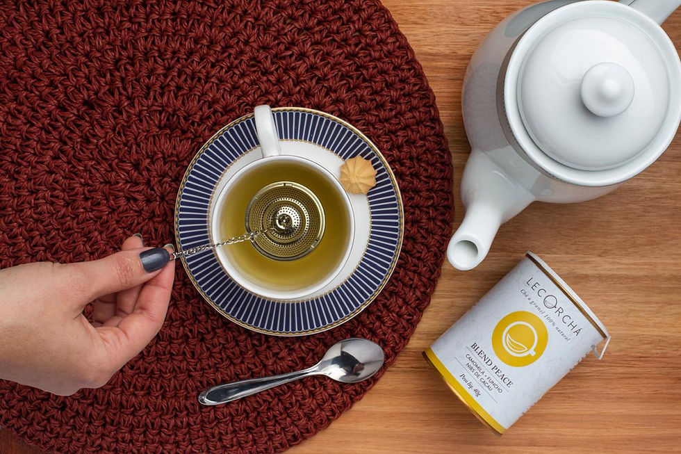 um delicioso chá sendo na xícara sendo infuionado, ao lado tem um bule e a embalagem do chá da lecorchá.