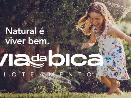 Crianças brincando ao ar livre no Loteamento Via da Bica, em Nova Hartz, em meio à natureza e qualidade de vida.