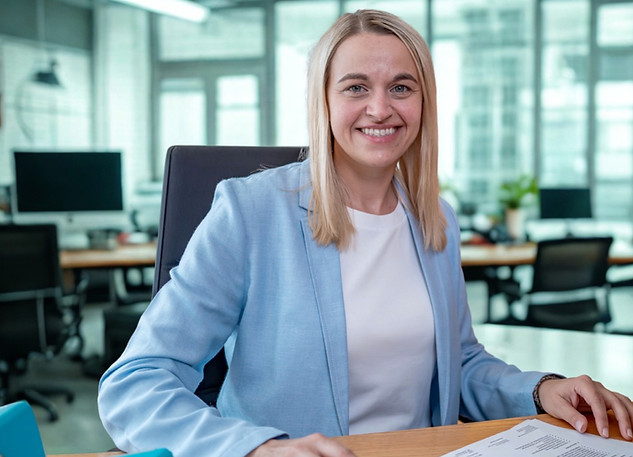 HR-Partnerin Jessica Hamann am Arbeitsplatz im hellen Büro während der Konzeption effizienter Recruiting- & HR-Prozesse.