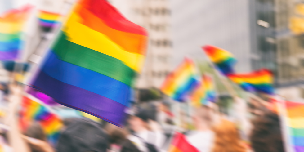 Polyamorie, offene Beziehung, pansexuell? Queere Begriffe erklärt.