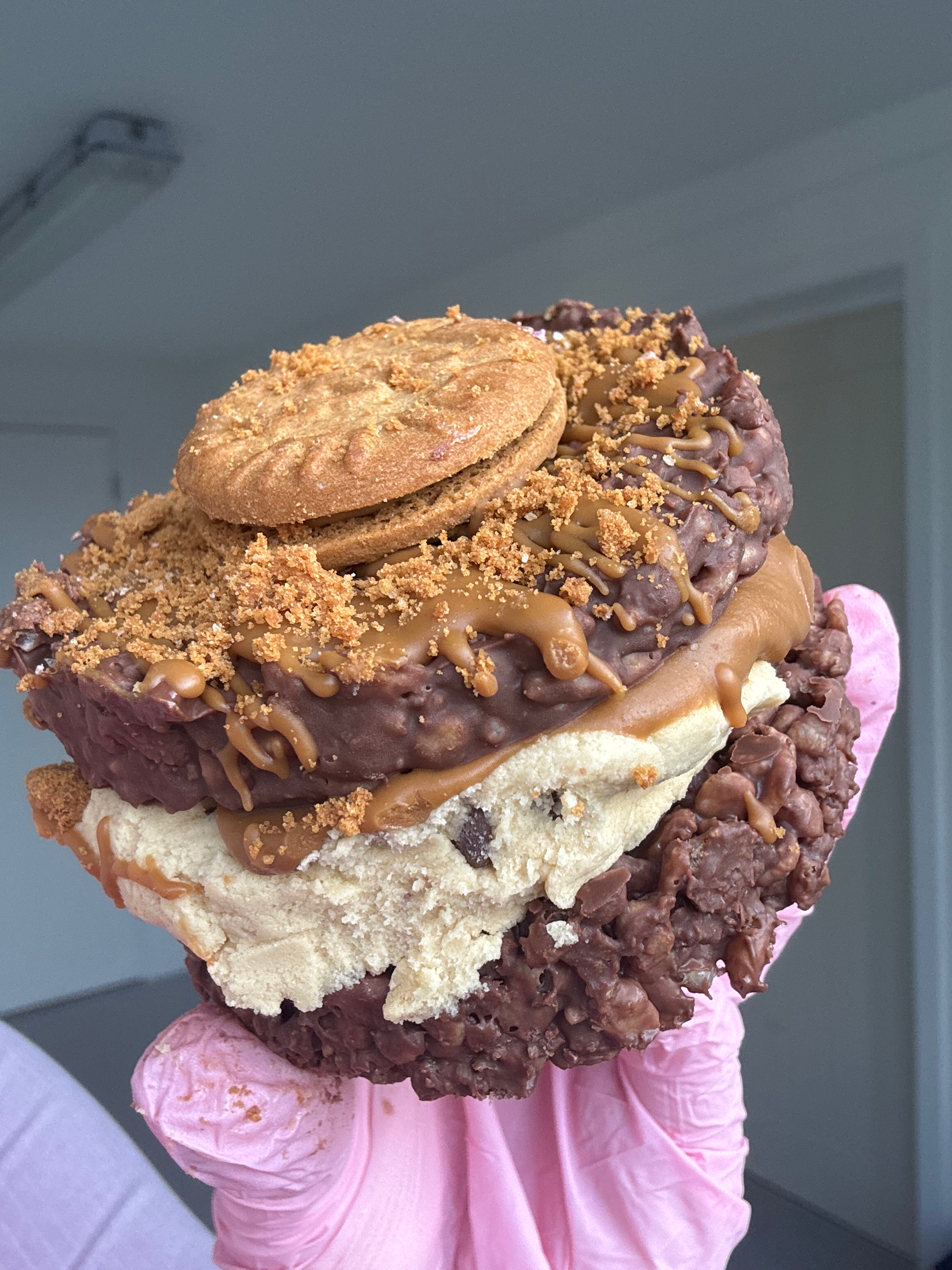 BISCOFF COOKIE DOUGH CRISPY SANDWICH