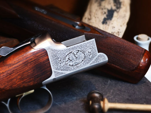 Gravures de fusil trop fades ? Découvrez comment leur redonner profondeur et luxe par une gravure artisanale, bascule de fusil browning B525 trap one 