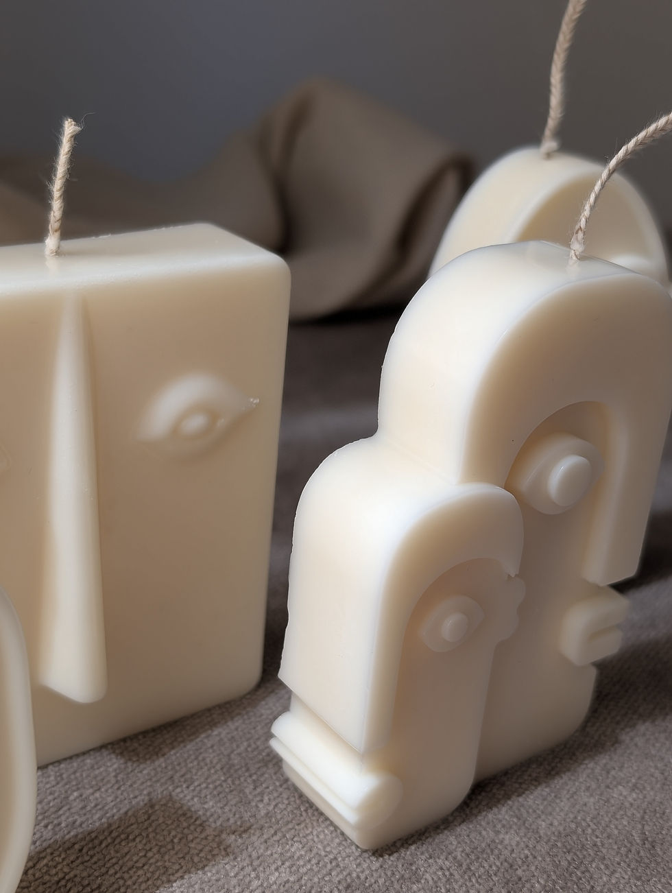 Miniaturbild: Kerze „face" – aus Rapswachs, künstlerisch & ausdrucksstark