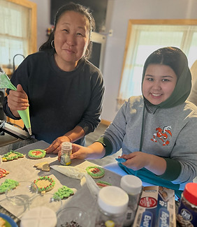 Tam & Lil decorate xmas cookies