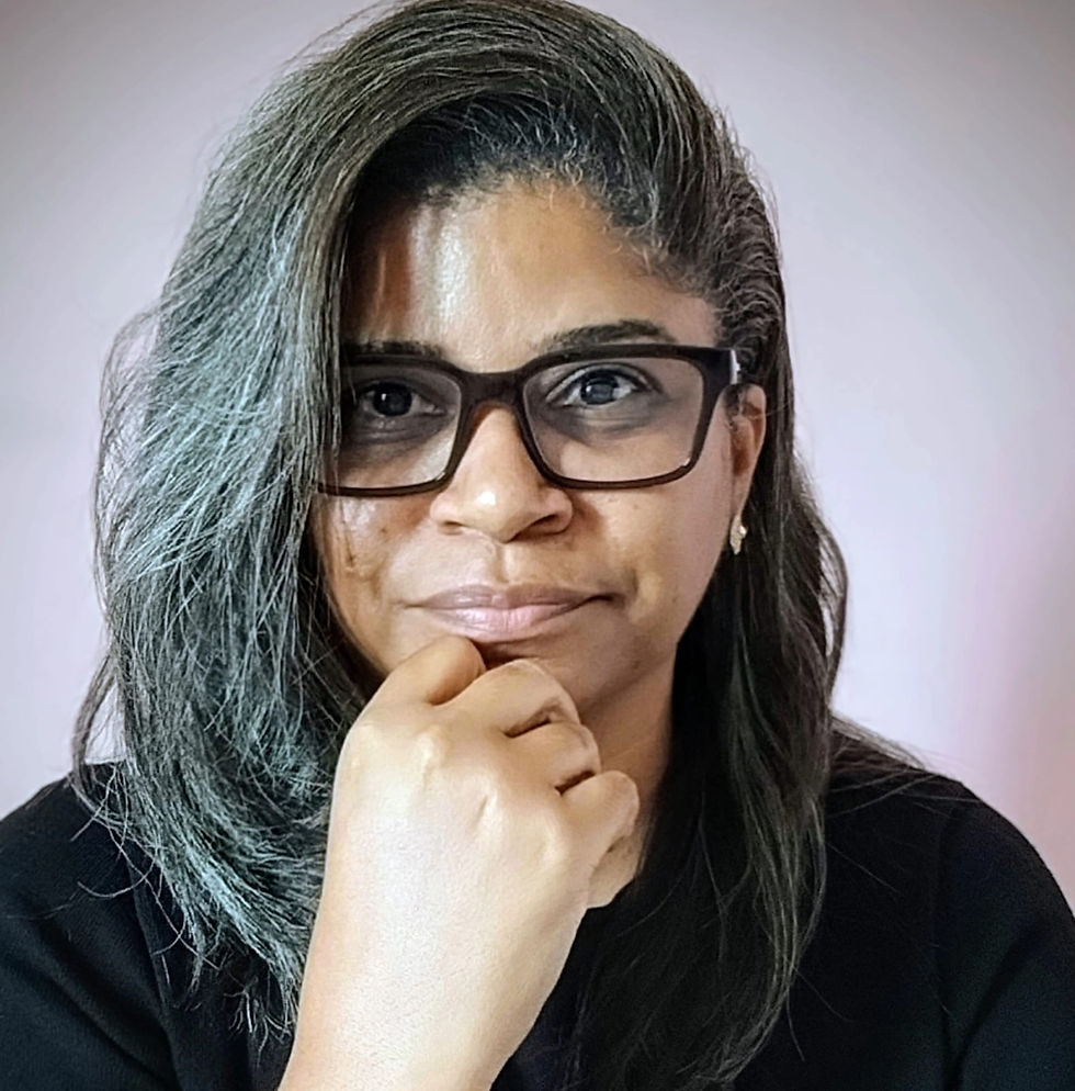 Retrato de mulher com óculos, cabelo grisalho lateral e expressão pensativa, apoiando o queixo na mão, em fundo neutro.