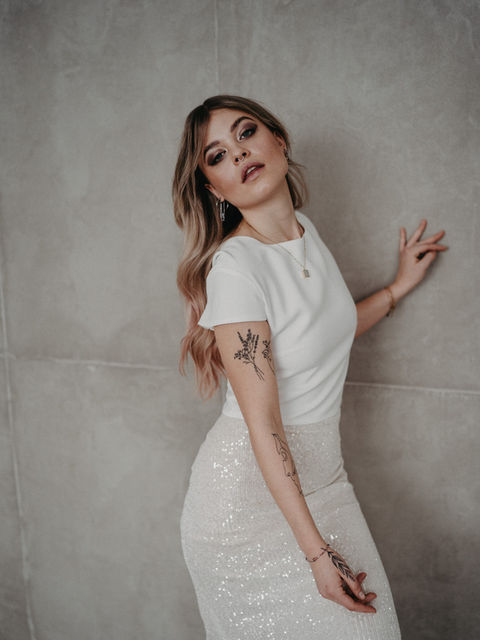 Eine Vielfalt von Standesamtkleidern, die von schlicht bis luxuriös reichen – finde das perfekte Kleid, das deinem individuellen Stil entspricht.