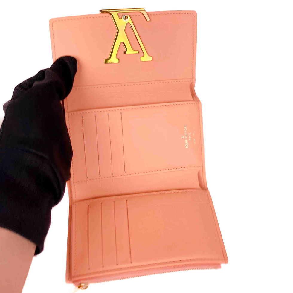 ภาพขนาดย่อ: Louis Vuitton  Taurillon Portofeuille Capucine Compact Wallet รุ่นใหม่ไมโครชิป