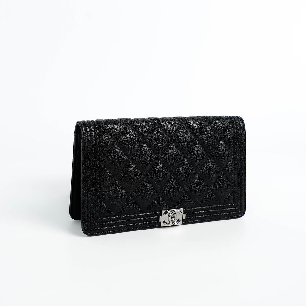 ภาพขนาดย่อ: CHANEL  Boy Wallet Bi-fold caviar & Ruthenium-Tone Metal