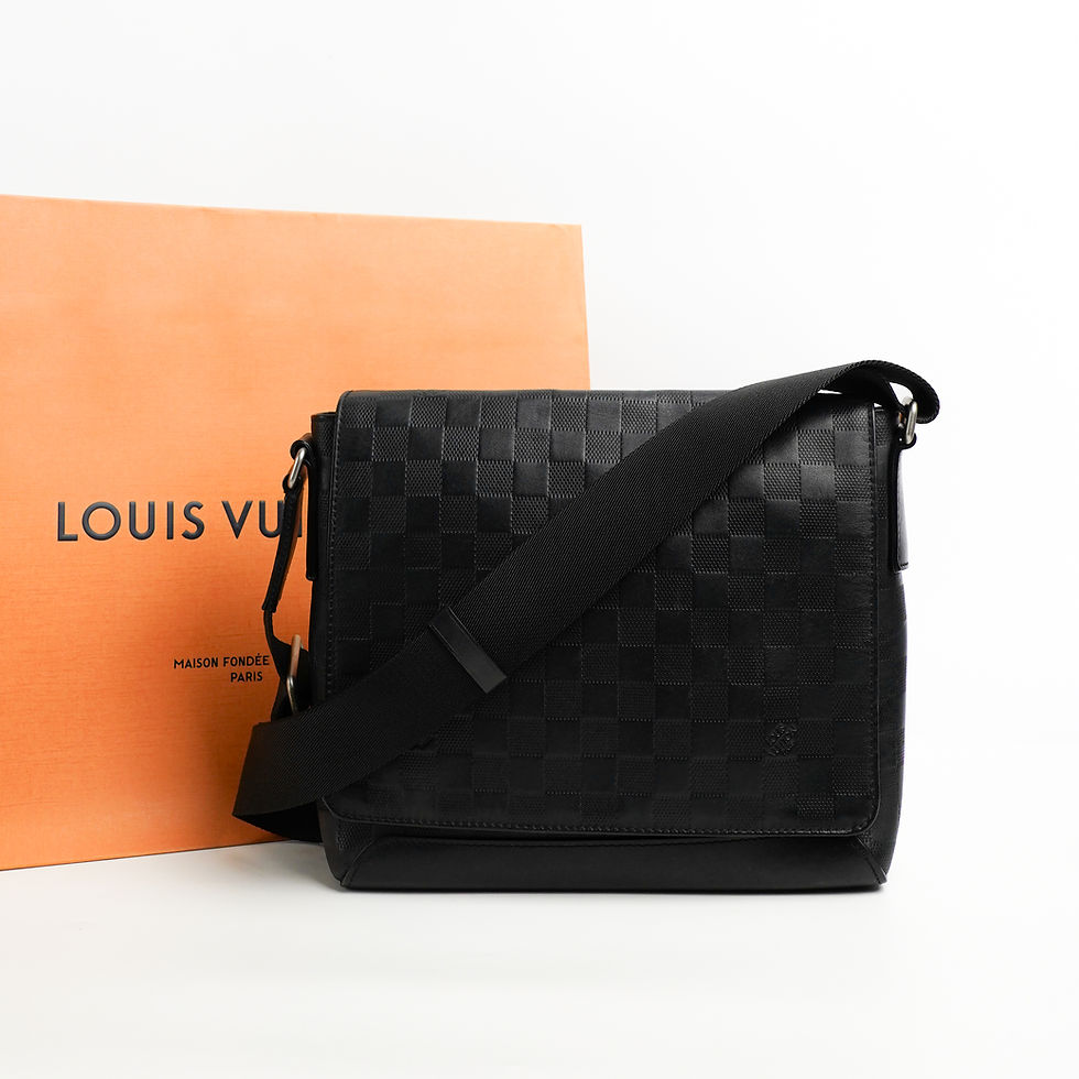 ภาพขนาดย่อ: Louis Vuitton  District PM Damier Infini Leather Bag
