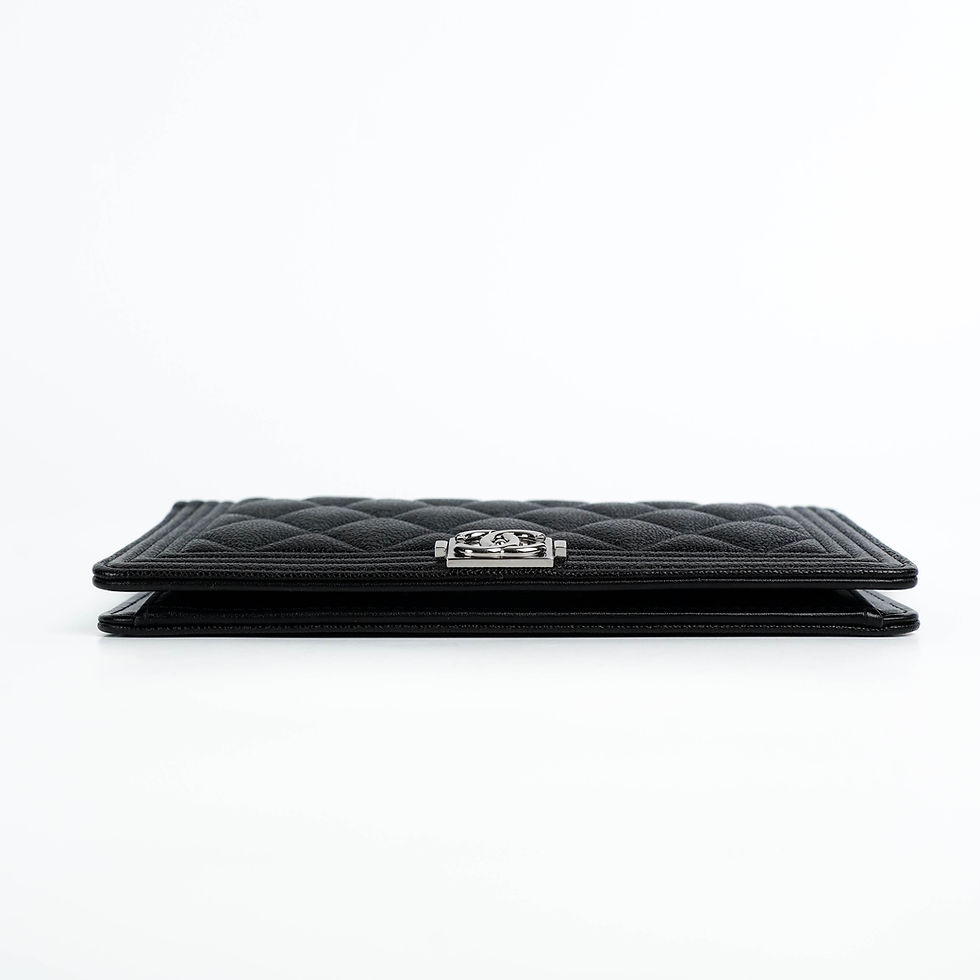 ภาพขนาดย่อ: CHANEL  Boy Wallet Bi-fold caviar & Ruthenium-Tone Metal