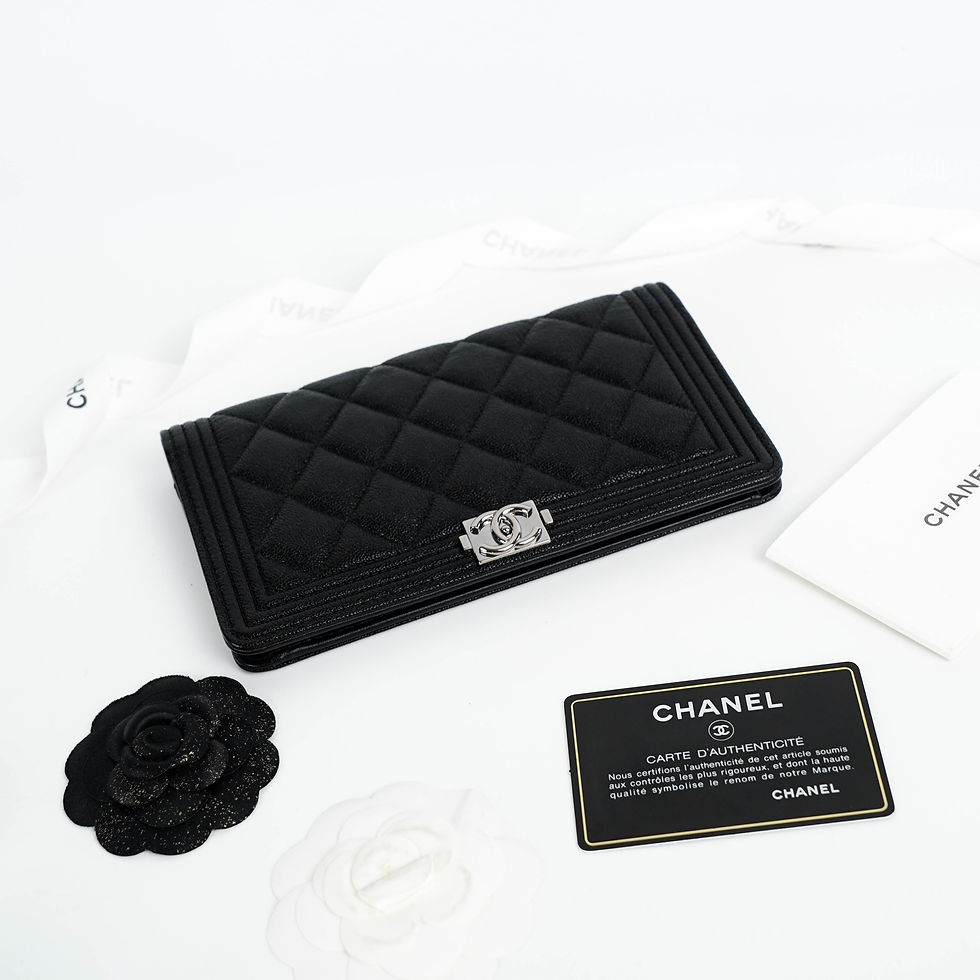 ภาพขนาดย่อ: CHANEL  Boy Wallet Bi-fold caviar & Ruthenium-Tone Metal