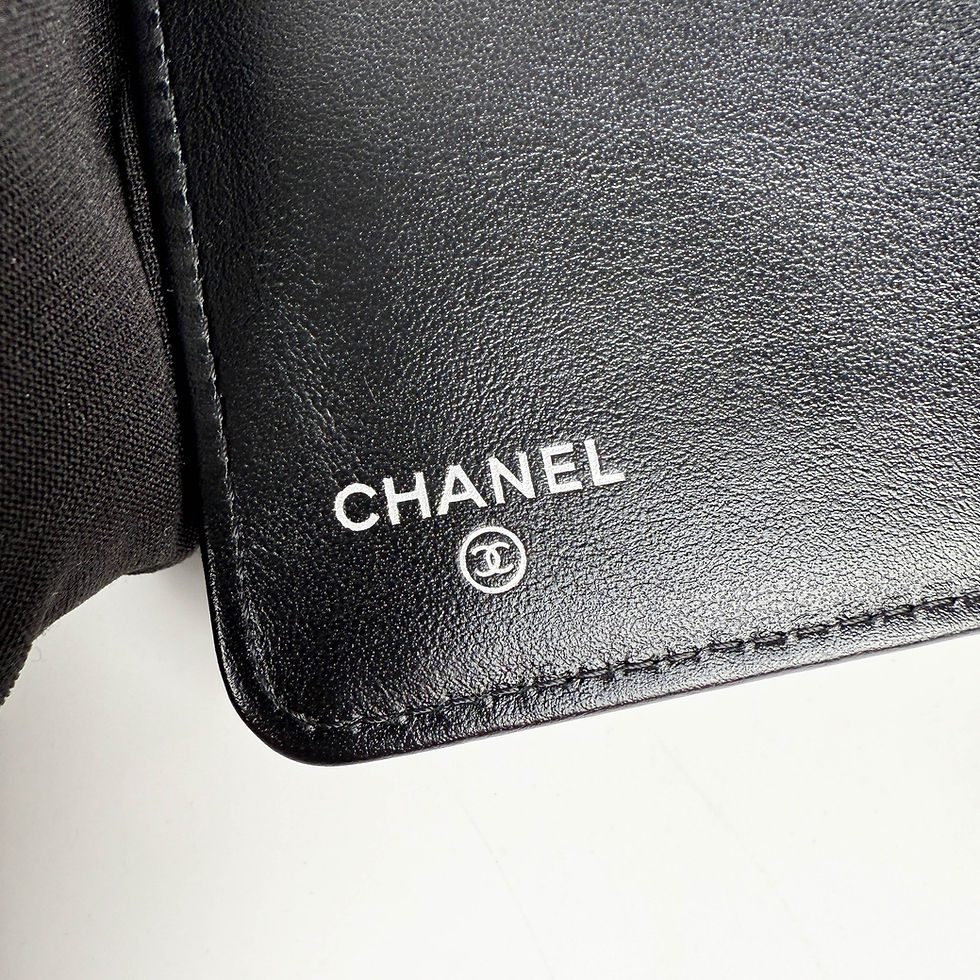 ภาพขนาดย่อ: CHANEL  Boy Wallet Bi-fold caviar & Ruthenium-Tone Metal