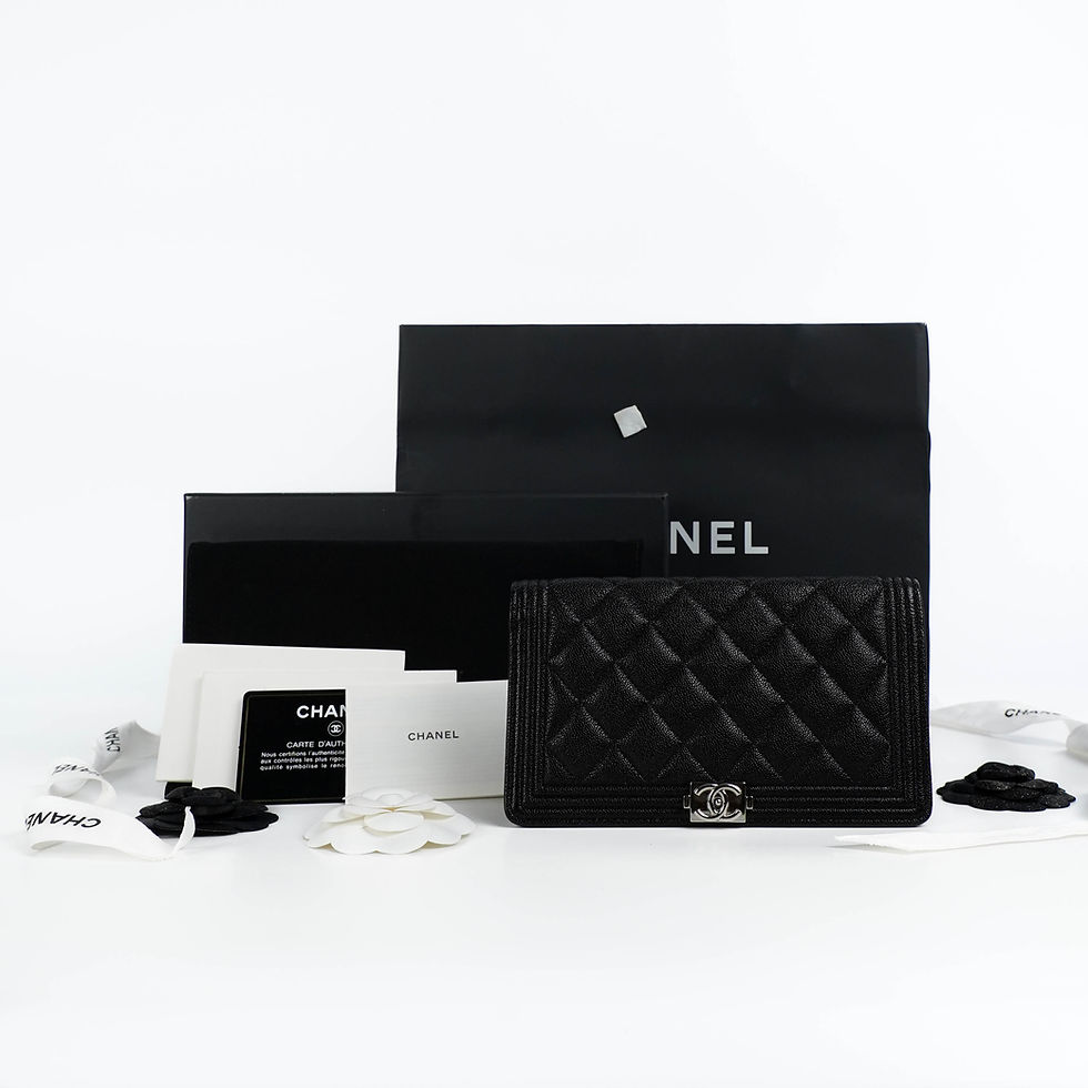 ภาพขนาดย่อ: CHANEL  Boy Wallet Bi-fold caviar & Ruthenium-Tone Metal
