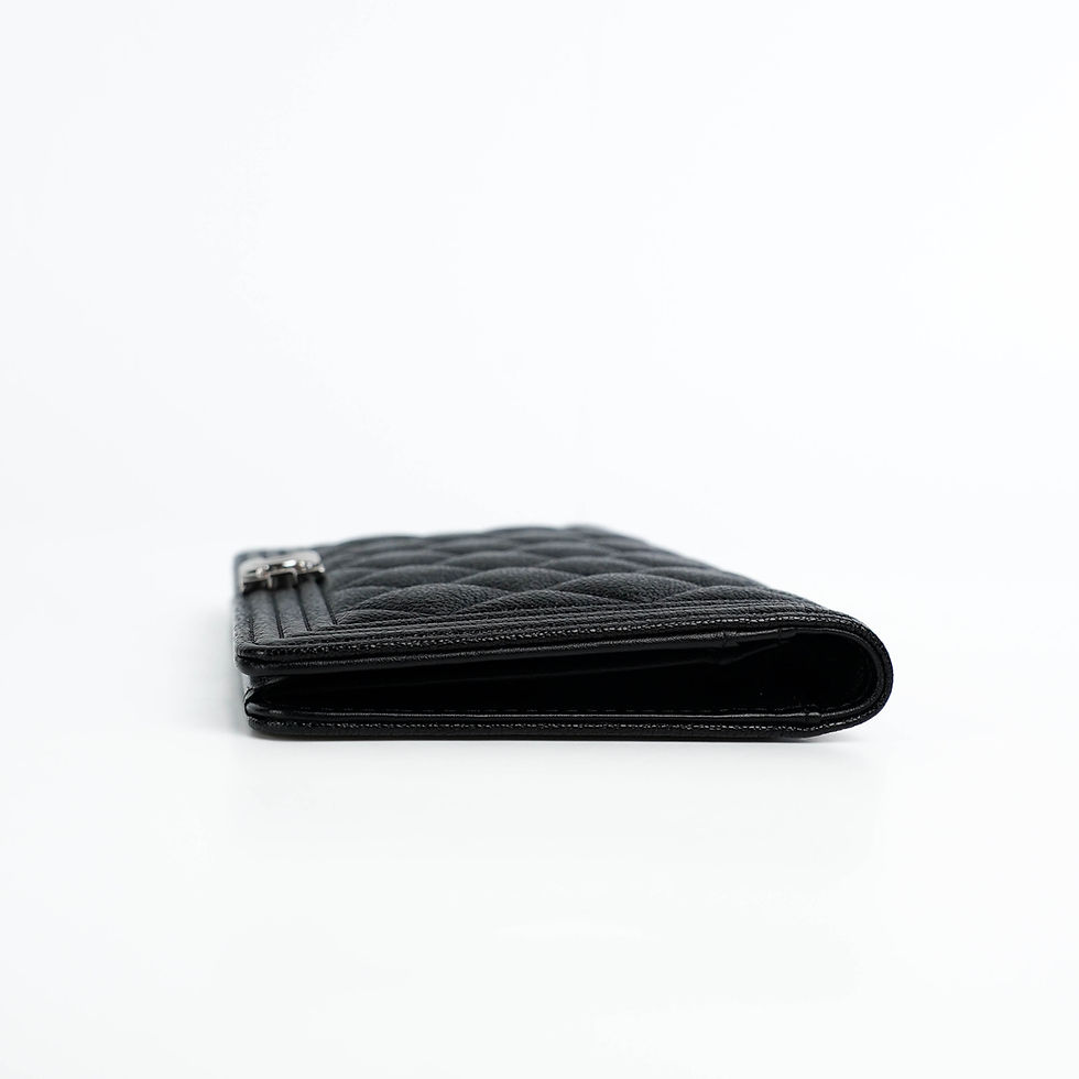 ภาพขนาดย่อ: CHANEL  Boy Wallet Bi-fold caviar & Ruthenium-Tone Metal
