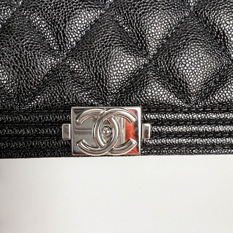 ภาพขนาดย่อ: CHANEL  Boy Wallet Bi-fold caviar & Ruthenium-Tone Metal