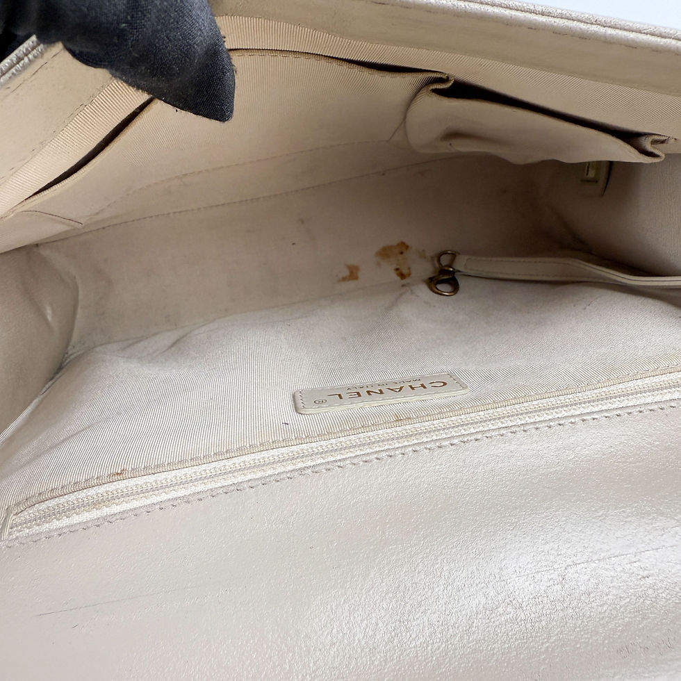 ภาพขนาดย่อ: Chanel  Chanel Boy 12" Iridescent Calfskin Quilted Large Flap Bag