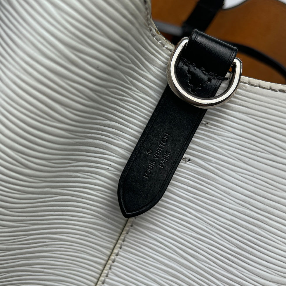 ภาพขนาดย่อ: Louis Vuitton  NeoNoe MM White Epi Bag
