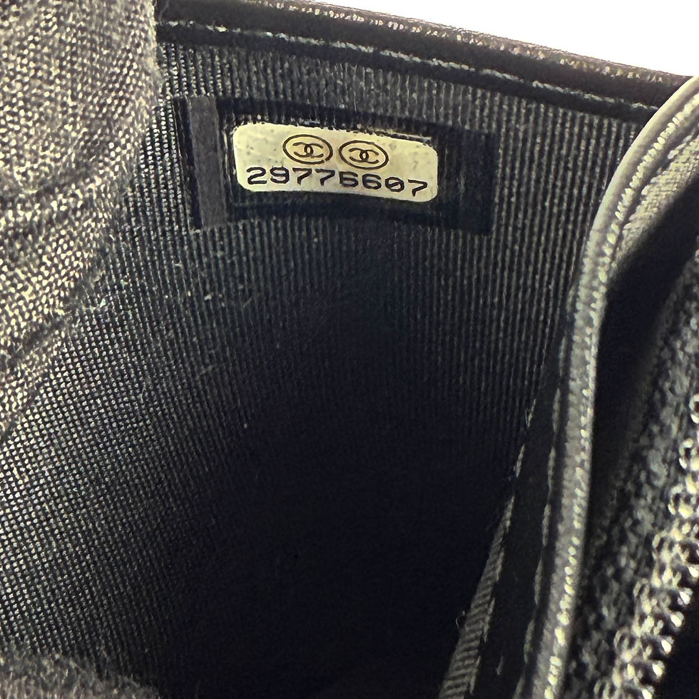 ภาพขนาดย่อ: CHANEL  Boy Wallet Bi-fold caviar & Ruthenium-Tone Metal