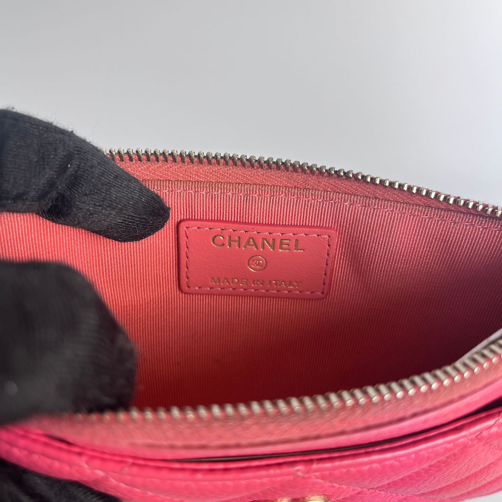 ภาพขนาดย่อ: Chanel  Long Zip Pouch Caviar Bag