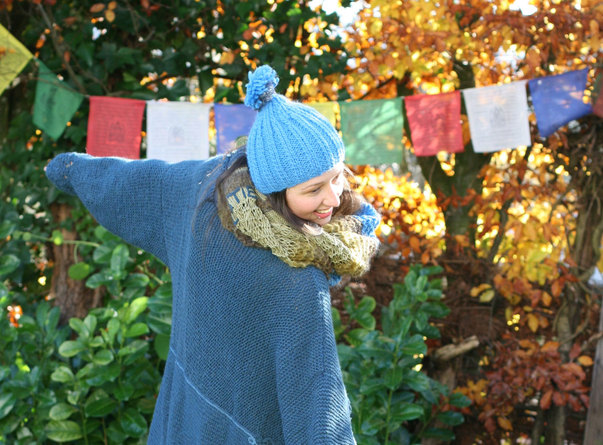 Loop Oversize Farben/Materialmix und Mütze türkisblau mit Quaste