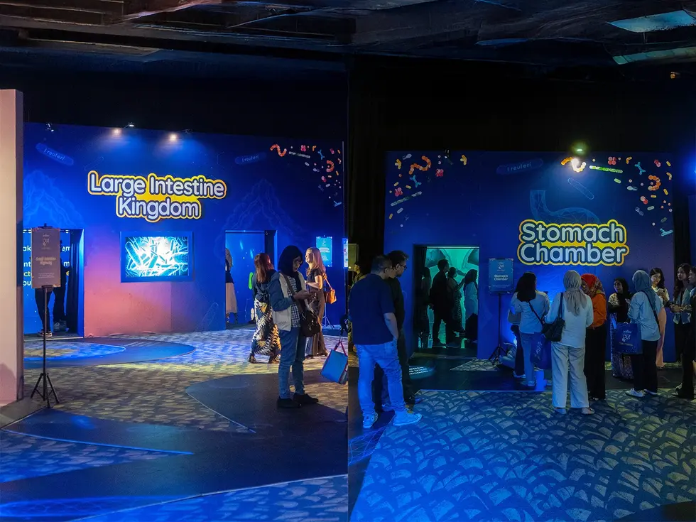 Anak-anak bermain di dalam immersive room Lactogrow The Gut Story yang penuh warna visual bakteri baik.