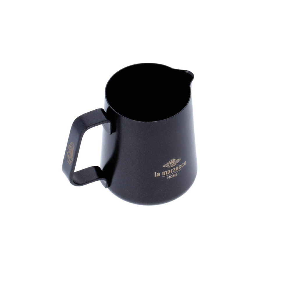 Svart La Marzocco melkekanne, bakside vinkel