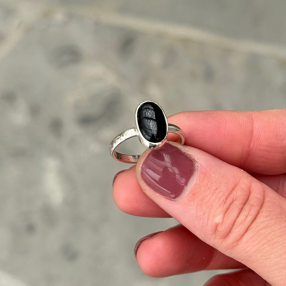 Onyx Oval - Size 8.5