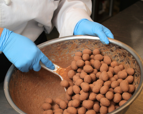 バレンタインにお届けする、特別なアマンドショコラ。「アーモンドの森 カカオコレクション」ができるまで