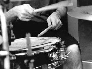 Los 8 errores que frenan tu progreso como baterista nivel medio (y cómo corregirlos)
