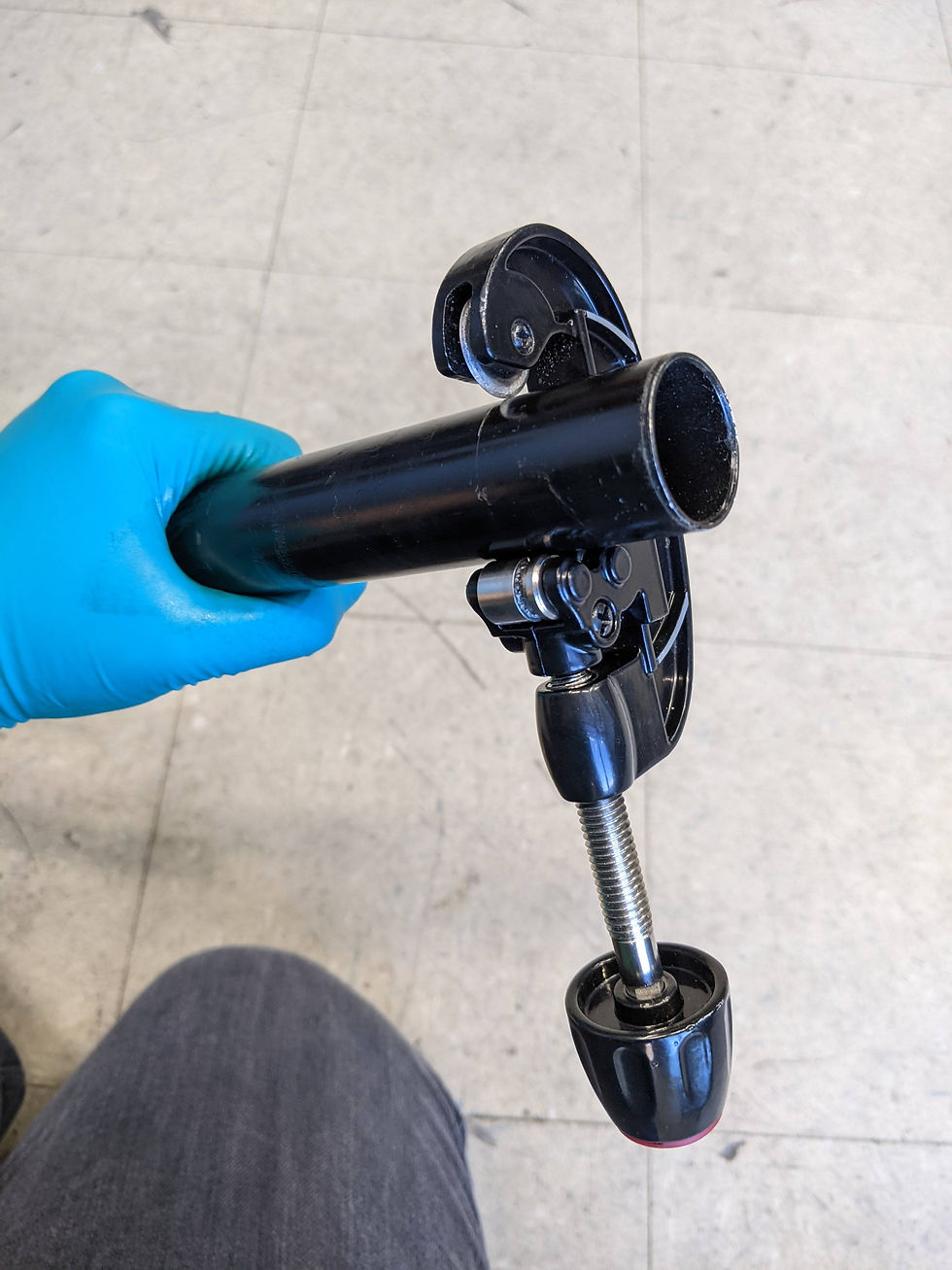 Clamp tool with round blade, clamped onto a bike steering tube