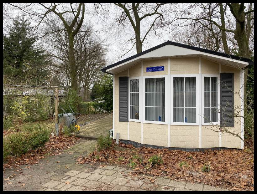 Indruk voorzijde met parkeerplaats.jpg