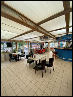 Lekker hangen bij de bar
