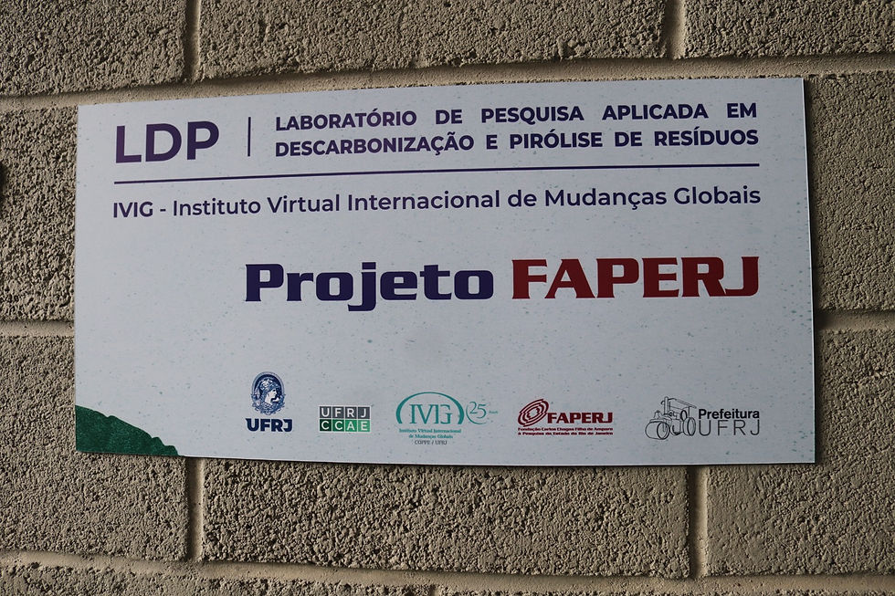 Placa institucional do Projeto FAPERJ marca a implantação do LDP – Laboratório de Pesquisa Aplicada em Descarbonização e Pirólise de Resíduos, com apoio da UFRJ, CCAE e Prefeitura Universitária da UFRJ.