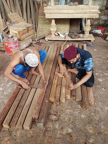 Deux ouvriers indiens fonl les montant des lit à baldaquin