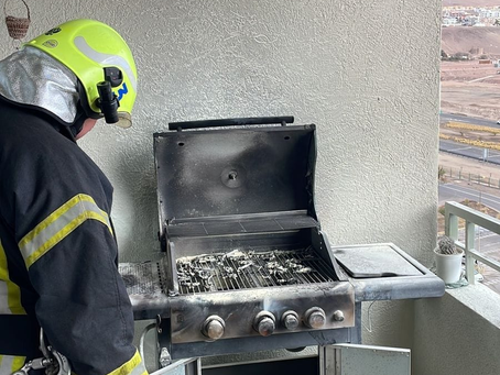 Bomberos acudieron por verificación de humo: Inflamación de parrilla activó alertas en departamento de Antofagasta