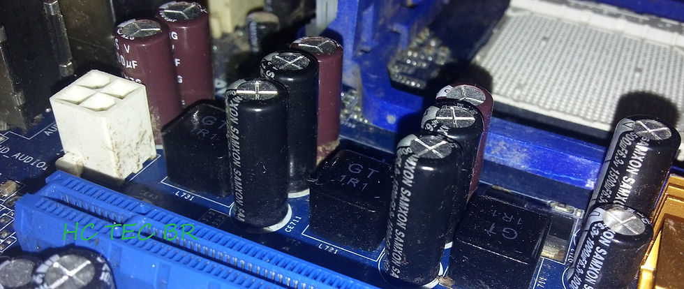 Capacitores eletrolíticos em uma placa-mãe