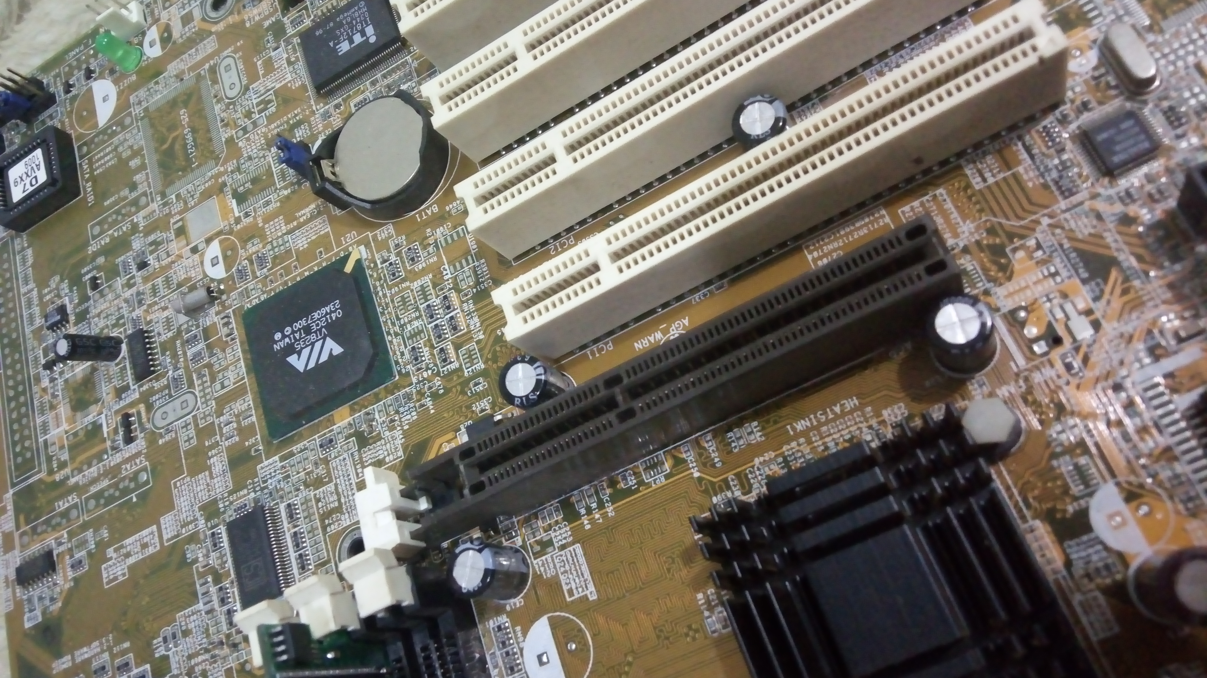 Slots AGP e PCI numa ASUS A7V8X X
