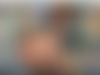 איור של נער כועס המכוון אגרוף קדימה על רקע רחוב מטושטש - התמודדות עם אלימות נוער במציאות של מלחמה