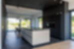 keuken in zwarte ruimte in moderne woning