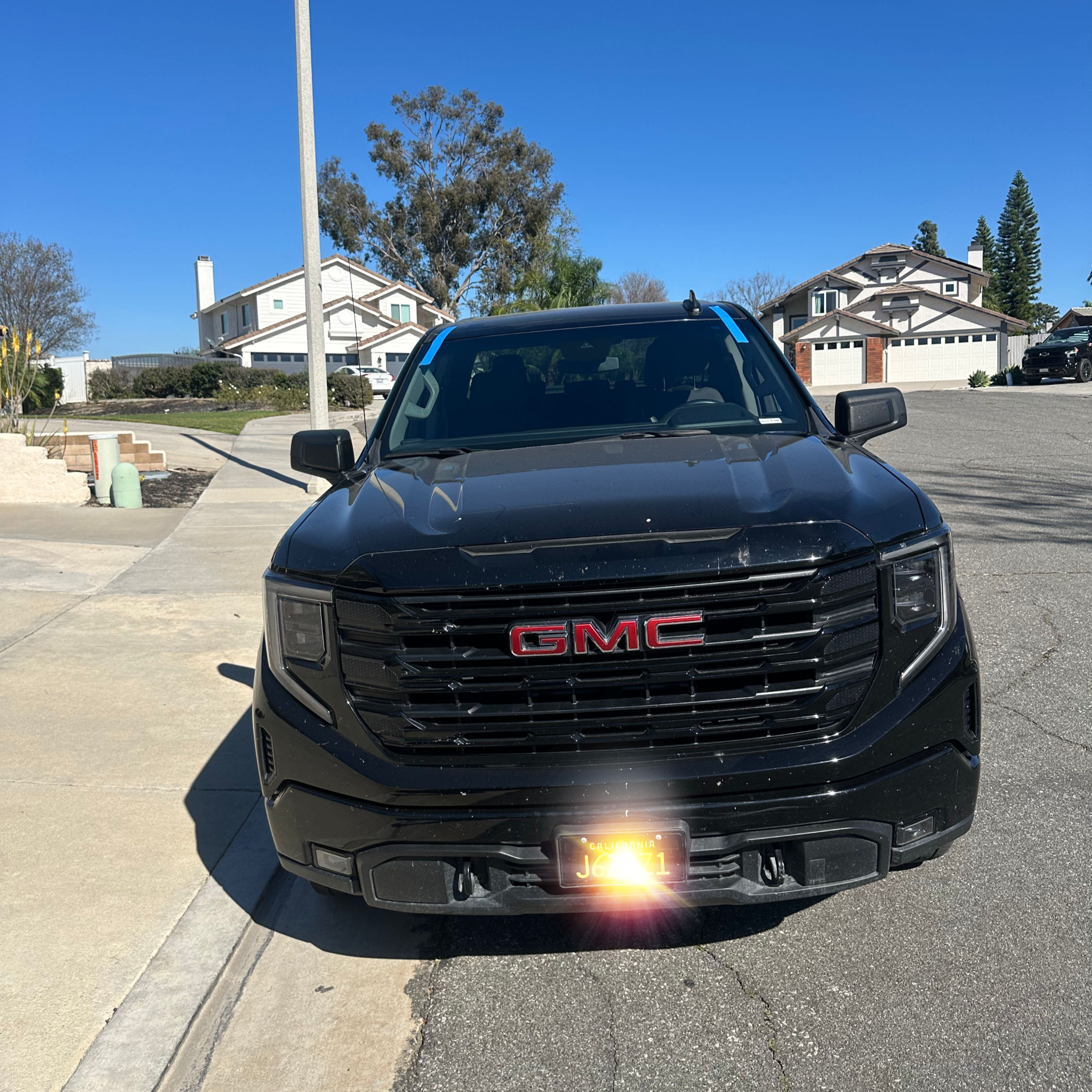 SUV GMC negro, parabrisas reemplazado
