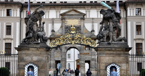 La entrada al museo de Praga donde se ven las esculturas de los dos gigantes violentos en pugna, uno matando viejos y el otro destrozando cráneos de niños.