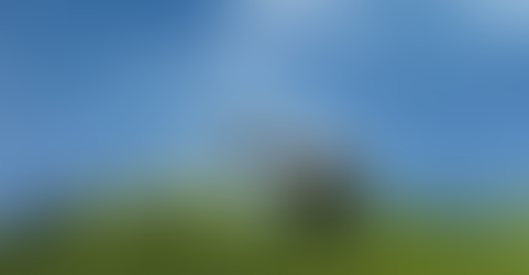 Un hombre en un campo levandando un poco desde abajo una cortina que imita un cielo para espiar lo que se fe por detrás cómo si avistara el futuro