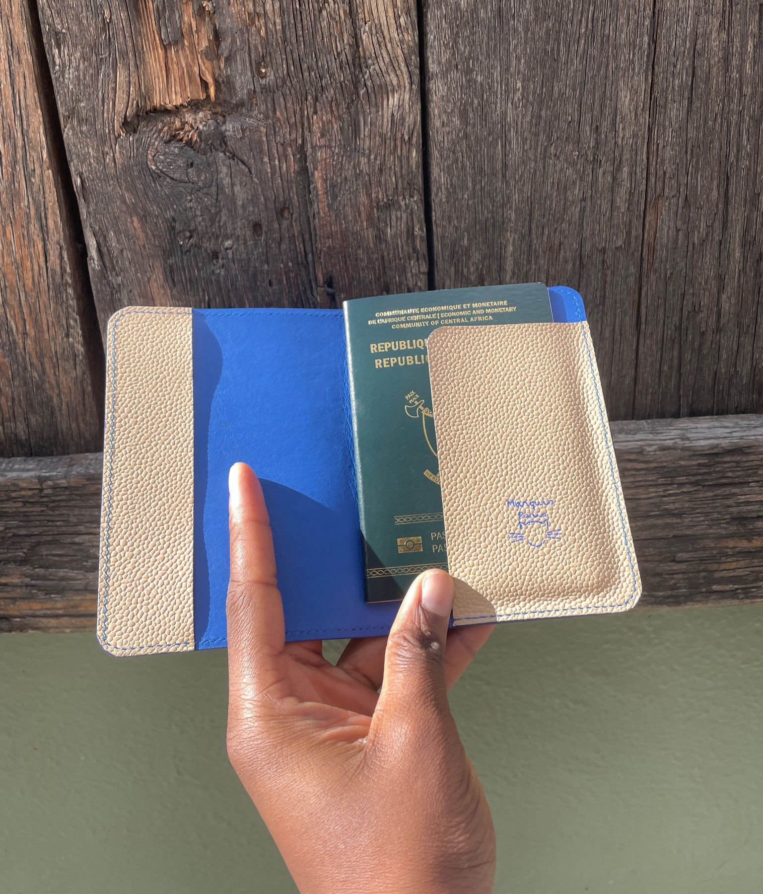 Étuis pour passeport en cuir crème et bleu vue de face