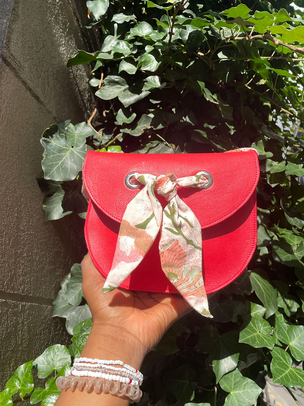 Miniature : sac à mains rouge en cuir avec bandoulière en foulard