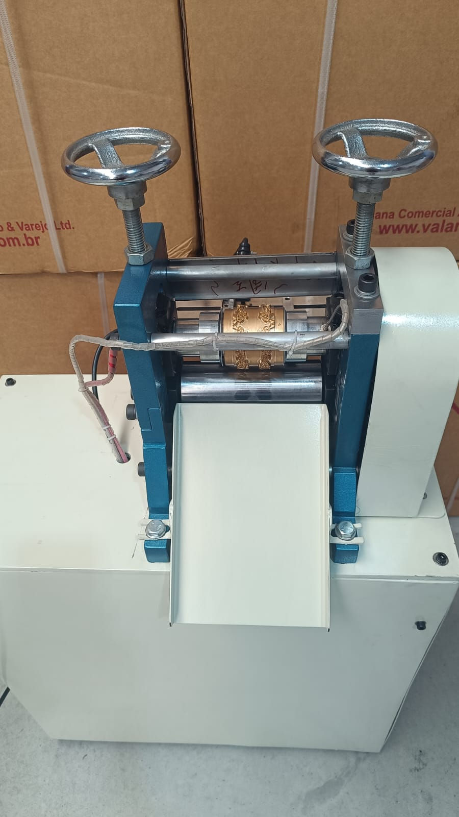 Miniatura: Máquina para moldar cinto e tiras de couro Valana VL-PY-001