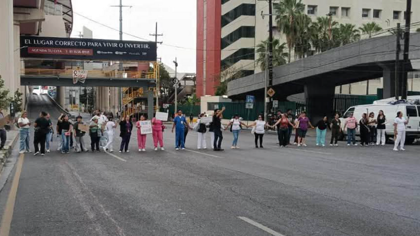 Trabajadores del IMSS de NL también bloquean avenidas