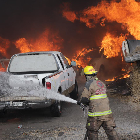 Incendio consume 800 autos en el Carmen