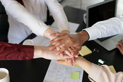 oficinistas-trabajando-juntos-como-equipo.jpg